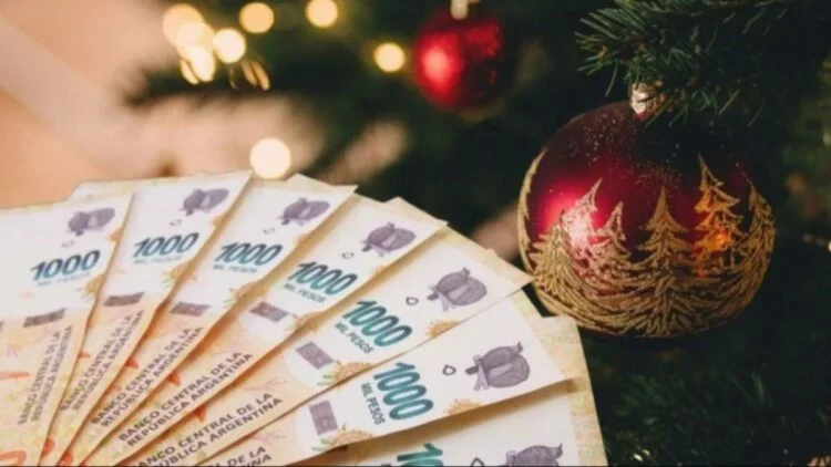 Persona con una tabla de finanzas, mostrando el aguinaldo y las deudas