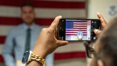 Inmigrantes en una ceremonia de naturalización en EE.UU.