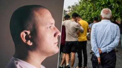 Imagen de un hombre calvo con una expresión de tristeza