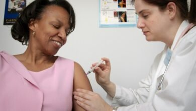 Imagen de una persona recibiendo una vacuna contra la gripe