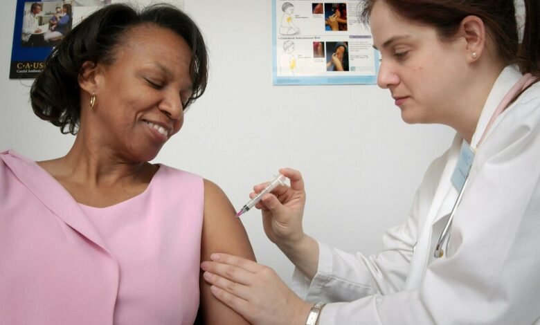 Imagen de una persona recibiendo una vacuna contra la gripe