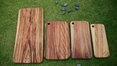 Imagen de una tabla de cortar de madera con frutas y verduras