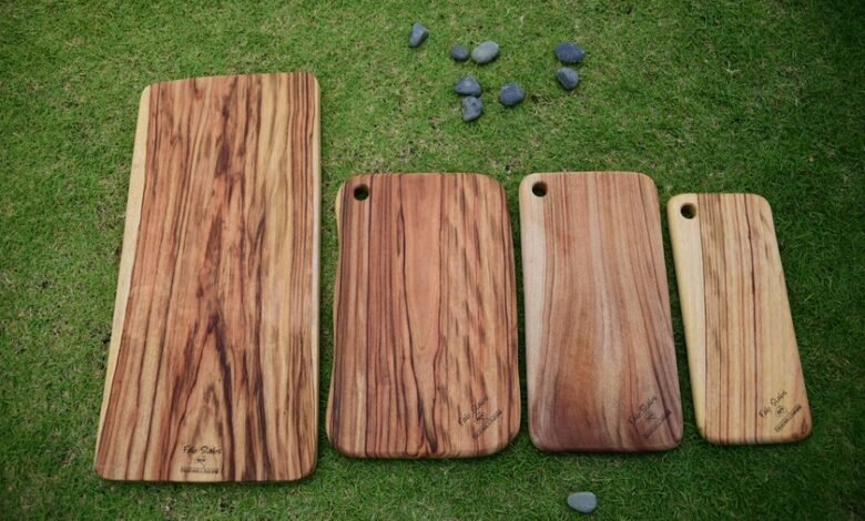 Imagen de una tabla de cortar de madera con frutas y verduras