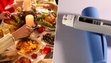 Persona disfrutando de una comida navideña con moderación