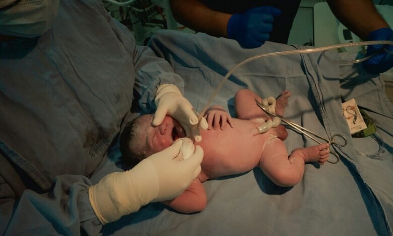 Sangre del cordón umbilical en un frasco de almacenamiento