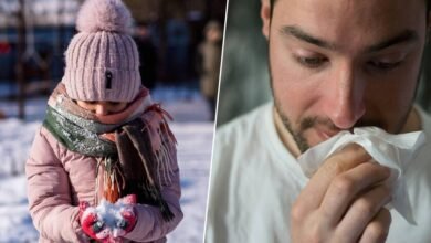 Persona con pelo mojado en un día frío
