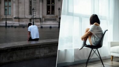 Joven con la cabeza entre las manos, reflejando tristeza y depresión