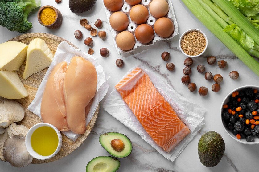 Imagen de un plato de comida saludable con proteína