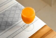 Imagen de una naranja y un vaso de zumo