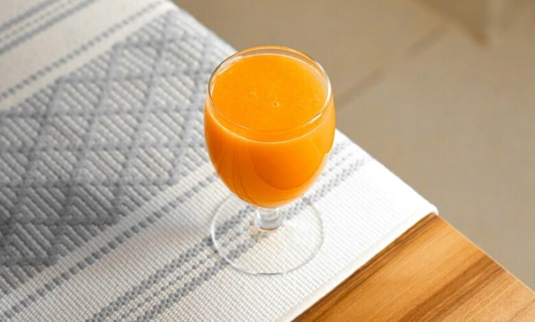 Frutas frescas y zumos en una mesa