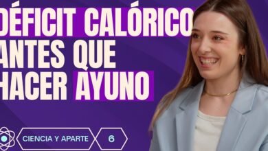 Imagen de una mesa con alimentos saludables y no saludables