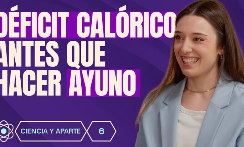 Imagen de una mesa con alimentos saludables y no saludables