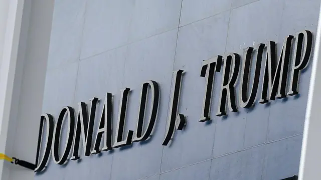 Fachada del Centro Kennedy con el nombre de Trump