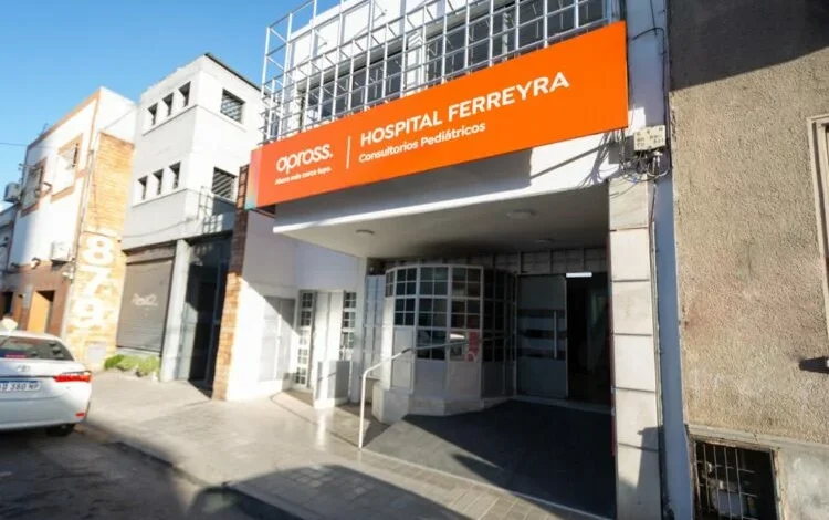 Niño sonriendo con un certificado de salud en la mano