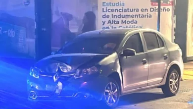 Vehículo volcado en la intersección de avenida Humberto Primo y avenida Figueroa Alcorta en Córdoba