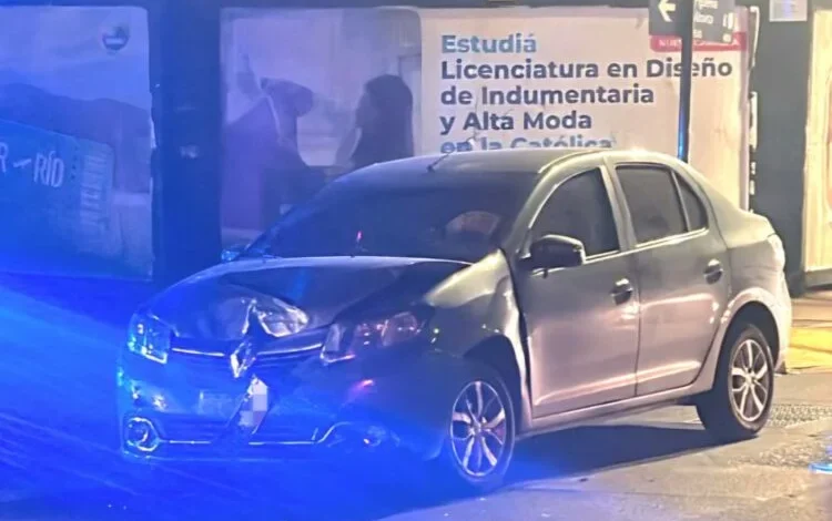 Vehículo volcado en la intersección de avenida Humberto Primo y avenida Figueroa Alcorta en Córdoba
