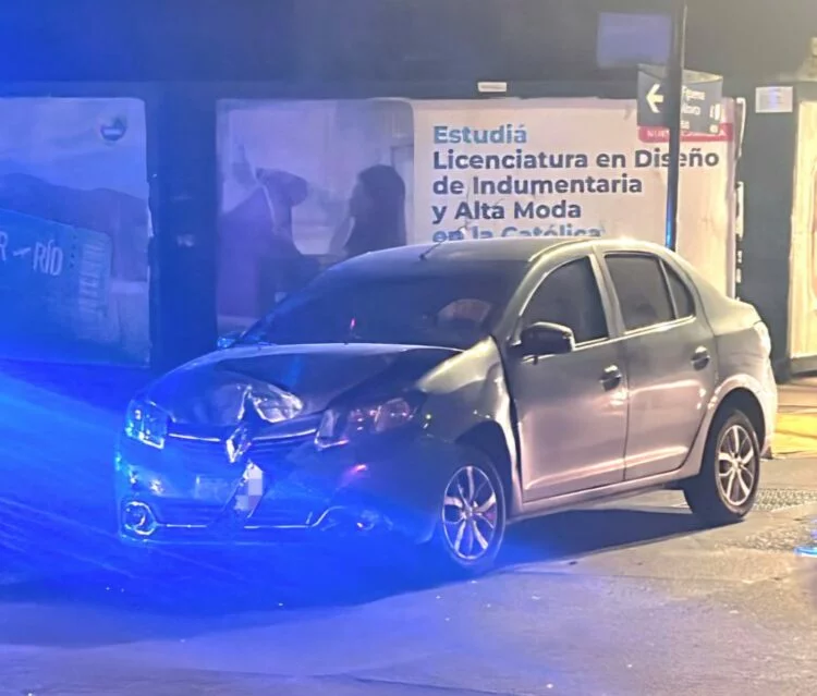 Vehículo volcado en la intersección de avenida Humberto Primo y avenida Figueroa Alcorta en Córdoba