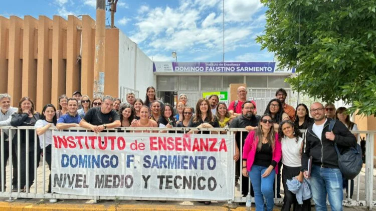 Docentes y estudiantes del Instituto Sarmiento en conferencia de prensa