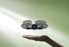 Imagen del DJI Neo 2 en vuelo, mostrando su pequeño tamaño y diseño aerodinámico.