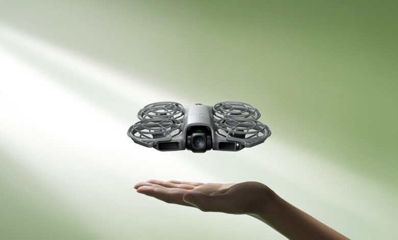 Imagen del DJI Neo 2 en vuelo, mostrando su pequeño tamaño y diseño aerodinámico.