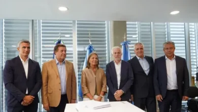 Firma de contrato de privatización de represas del Comahue