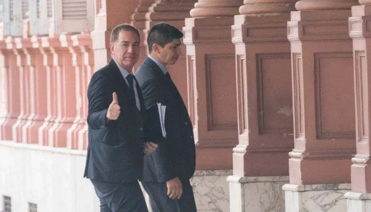 Diego Santilli durante una conferencia de prensa