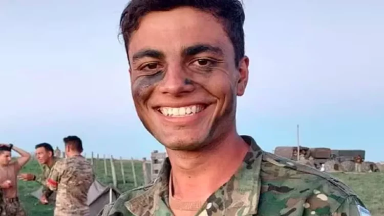Imagen del soldado Matías Ezequiel Chirino y los militares involucrados en su muerte