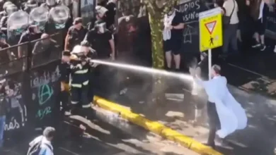 Manifestantes enfrentándose a las fuerzas de seguridad en el Congreso
