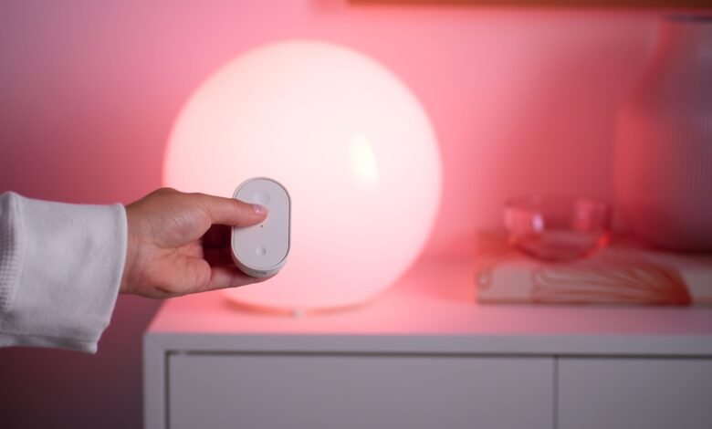 Imagen de una habitación con dispositivos de hogar inteligente de Ikea