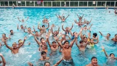 Niños y jóvenes participando en talleres de verano en un parque educativo de Córdoba