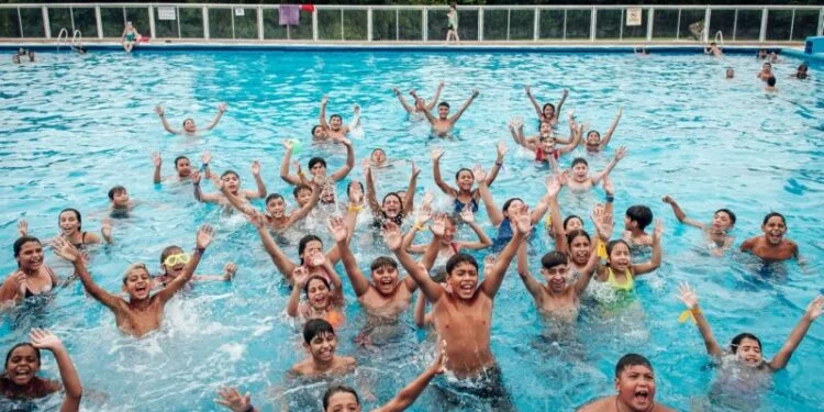Niños y jóvenes participando en talleres de verano en un parque educativo de Córdoba