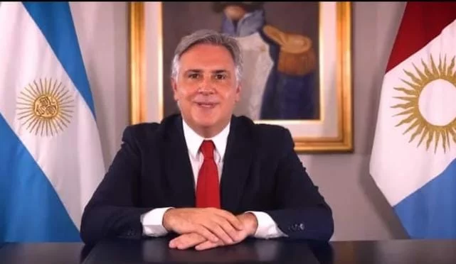 Imagen de un jubilado recibiendo su pensión