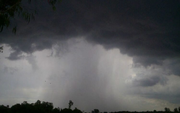 Imagen de tormenta en Córdoba con granizo y viento fuerte