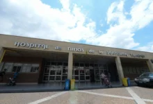 Niños del Hospital de Niños de Córdoba escribiendo cartas a Papá Noel