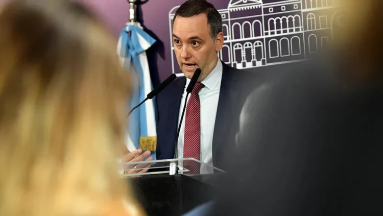 Manuel Adorni presentando el resumen semanal de gestión de gobierno