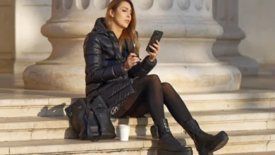 Imagen de una persona hablando por teléfono con una VPN