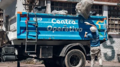 Imagen de un camión de recolección de basura en un barrio de Córdoba