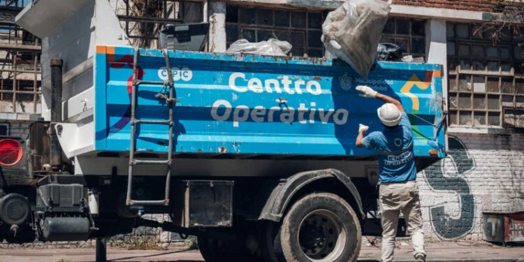 Imagen de un camión de recolección de basura en un barrio de Córdoba