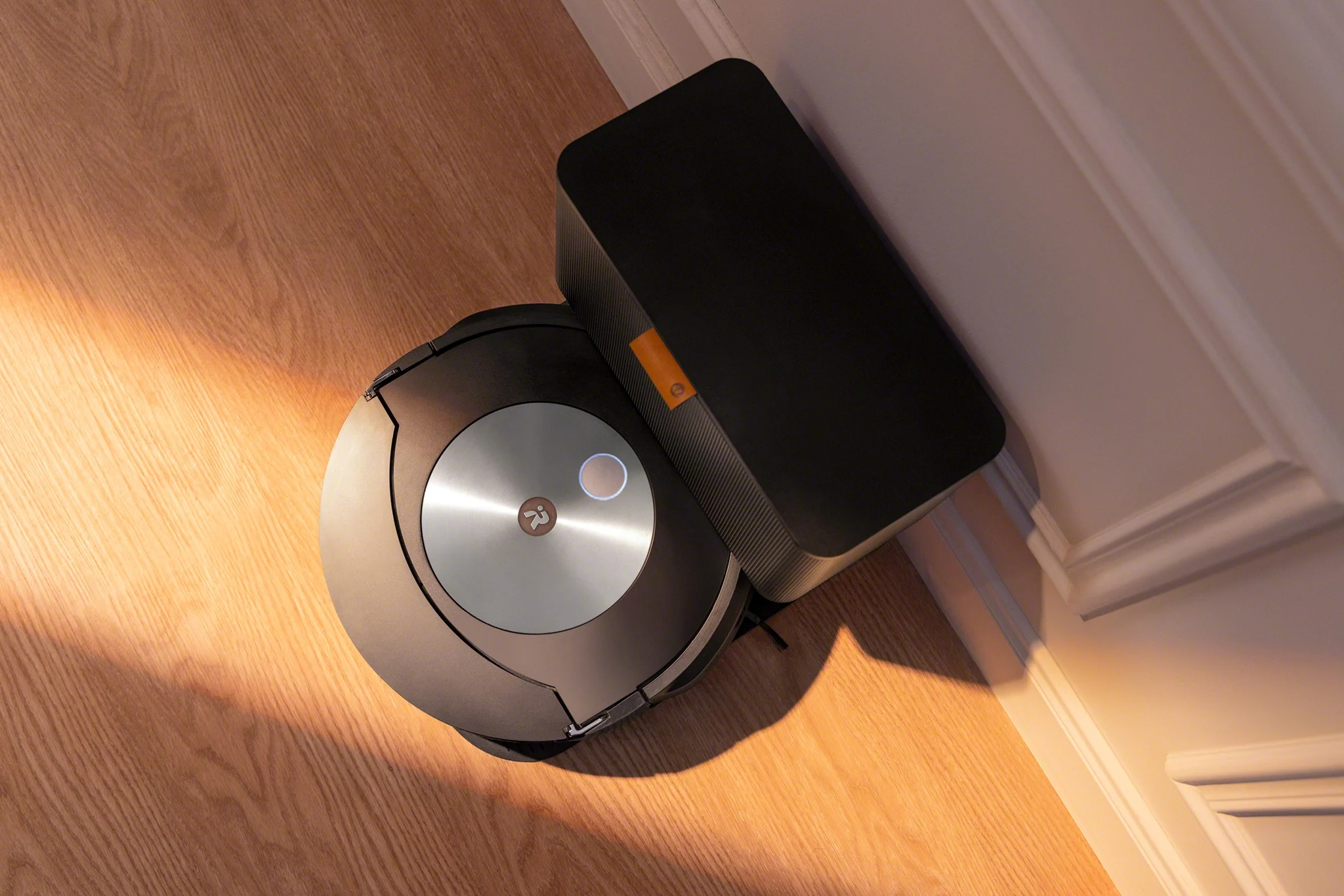 Imagen de un robot aspirador Roomba en una habitación
