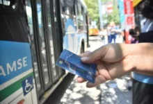 Imagen de una tarjeta Micronauta y una Red Bus