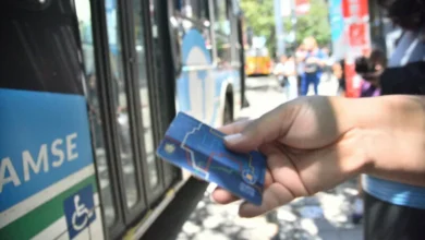 Imagen de una tarjeta Micronauta y una Red Bus