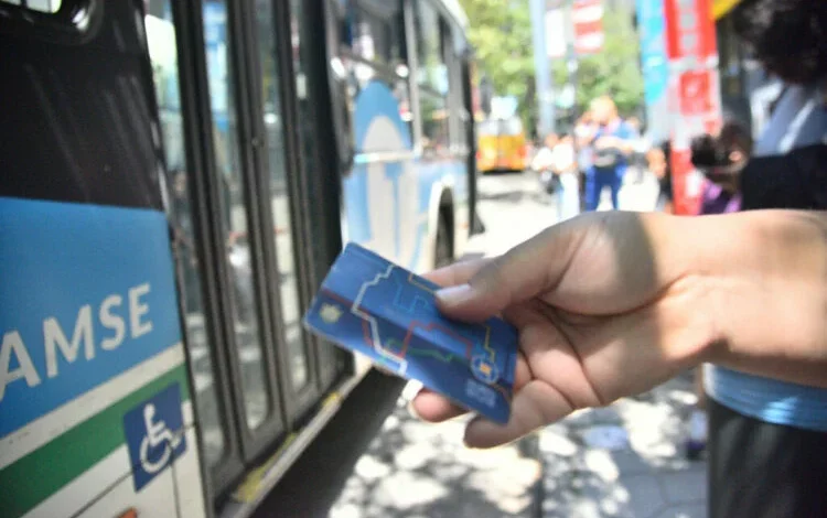 Imagen de una tarjeta Micronauta y una Red Bus