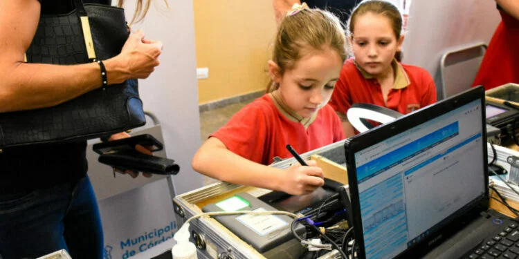 Foto de personas haciendo trámites en un operativo DNI