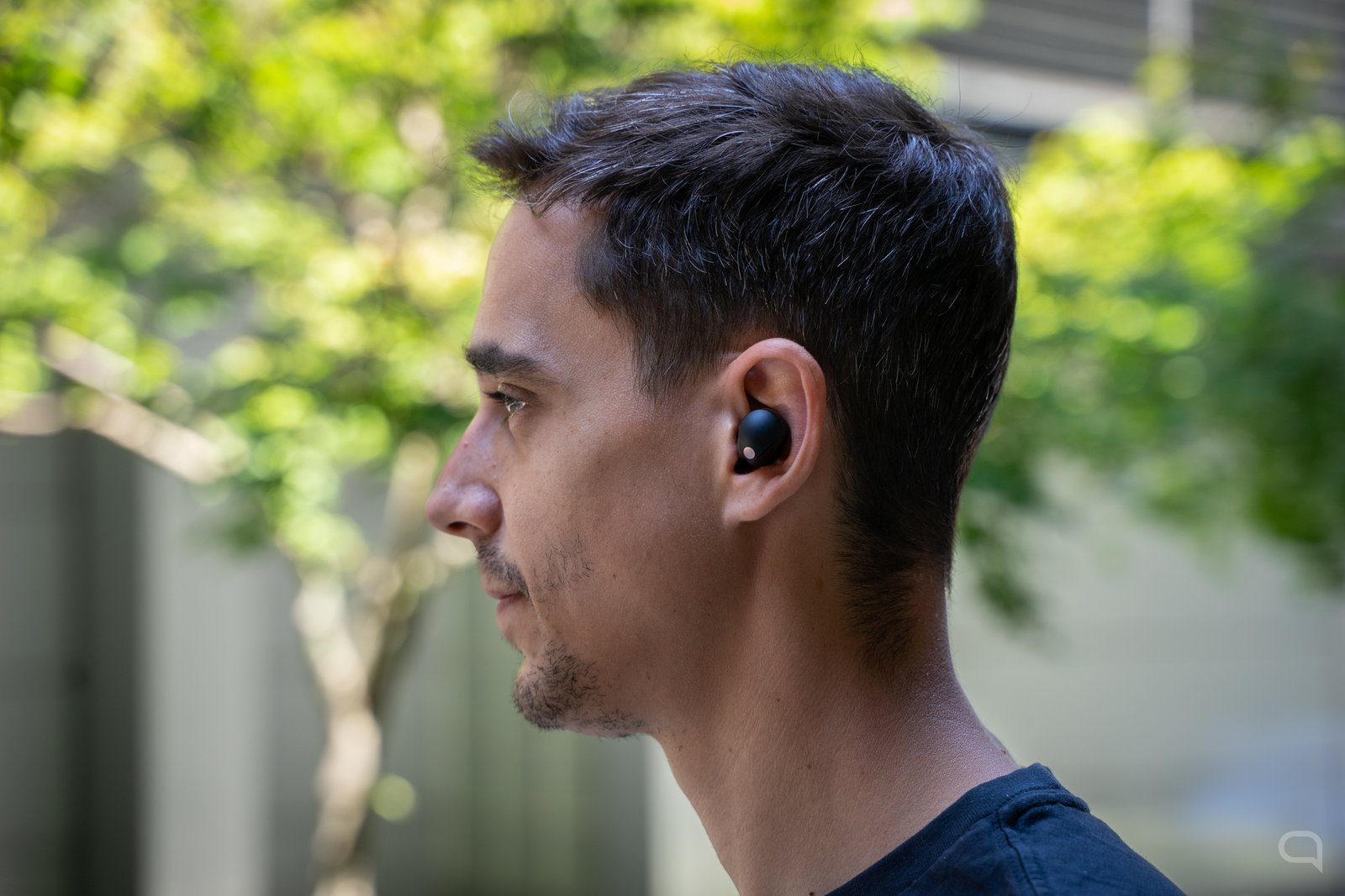 Imagen de una persona utilizando auriculares con la aplicación del Traductor de Google