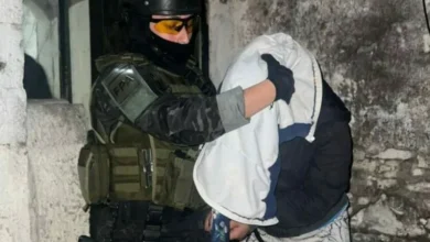 Policías realizando allanamiento en un domicilio en Córdoba