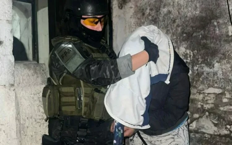 Policías realizando allanamiento en un domicilio en Córdoba