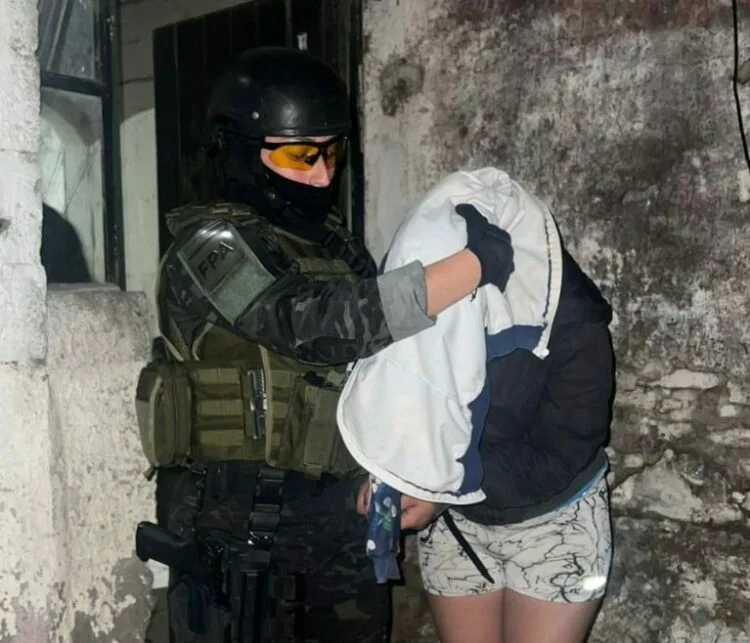 Policías realizando allanamiento en un domicilio en Córdoba