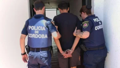 Policías realizando allanamientos en Cruz del Eje