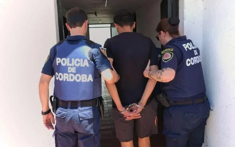 Policías realizando allanamientos en Cruz del Eje