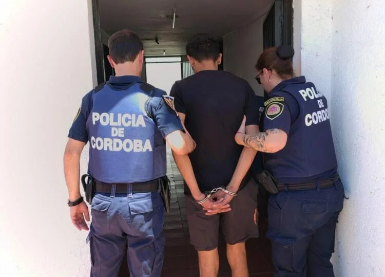 Policías realizando allanamientos en Cruz del Eje